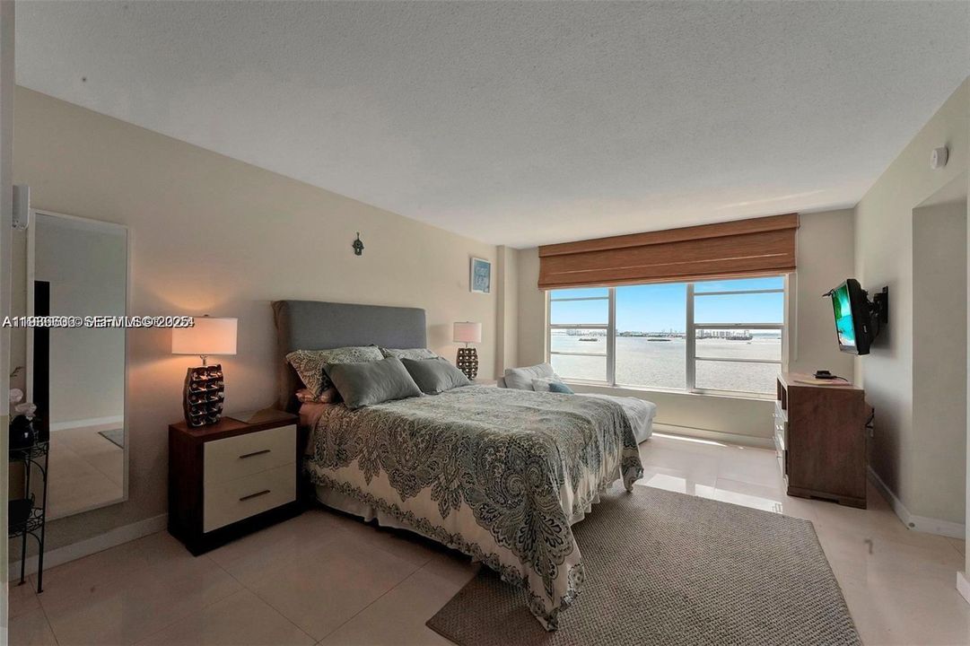 出租: $3,250 (2 贝兹, 2 浴室, 1377 平方英尺)