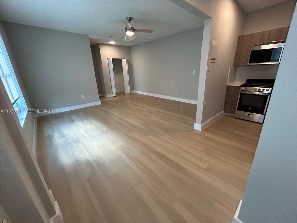 В аренду: $1,800 (0 спален, 1 ванн, 430 Квадратных фут)