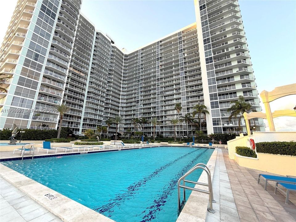 For Rent: $2,999 (2 beds, 2 baths, 1061 Square Feet)