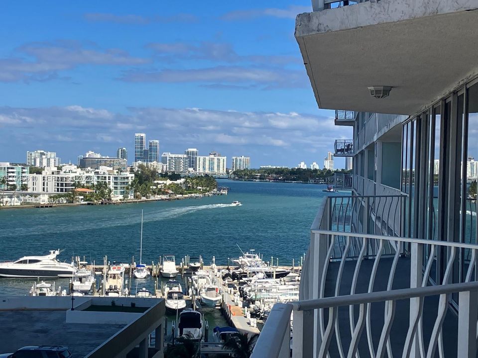 For Rent: $2,999 (2 beds, 2 baths, 1061 Square Feet)