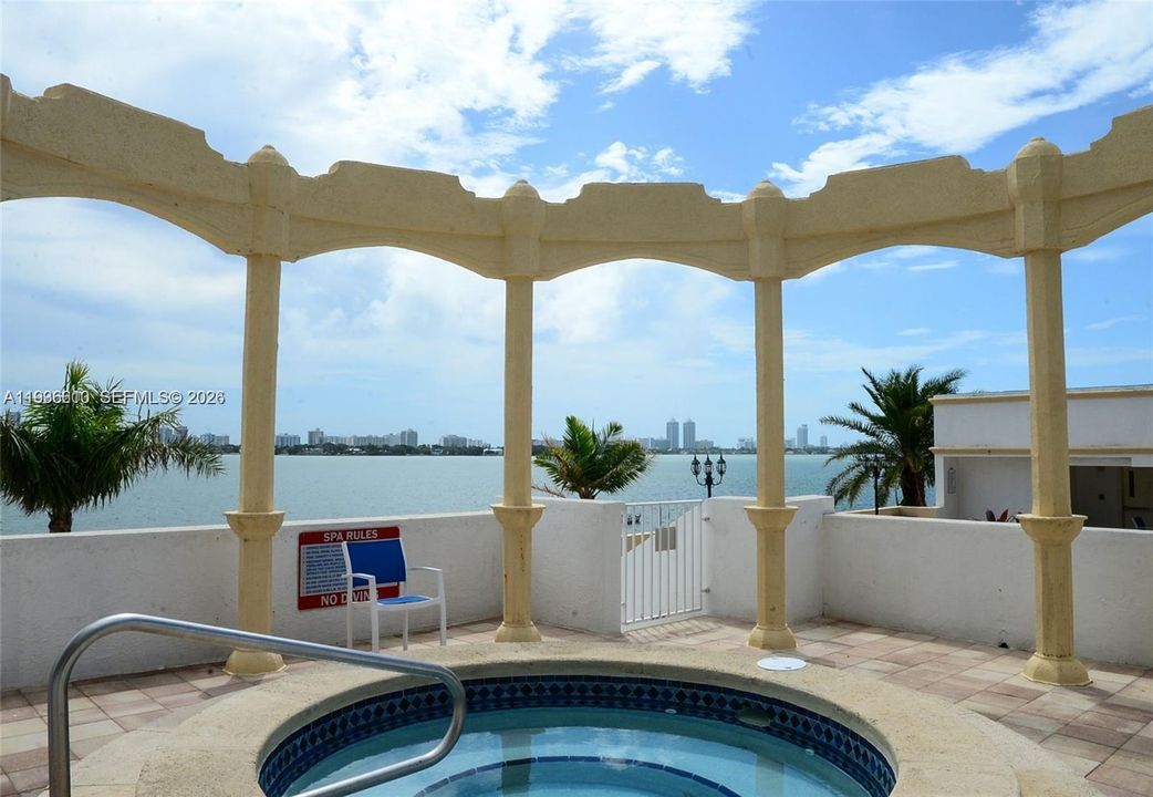 For Rent: $2,999 (2 beds, 2 baths, 1061 Square Feet)