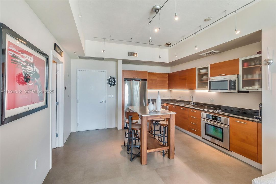 待售: $399,000 (1 贝兹, 1 浴室, 735 平方英尺)