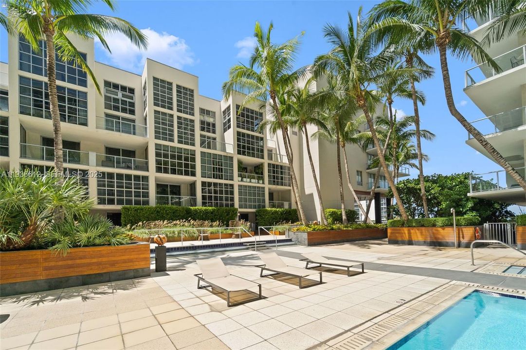 待售: $399,000 (1 贝兹, 1 浴室, 735 平方英尺)