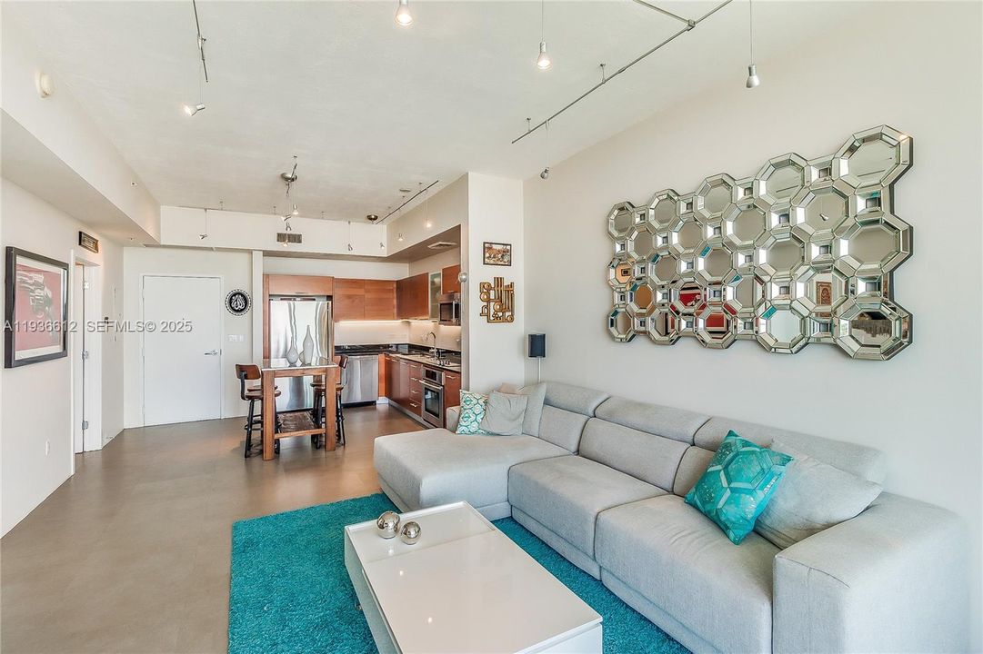 待售: $399,000 (1 贝兹, 1 浴室, 735 平方英尺)