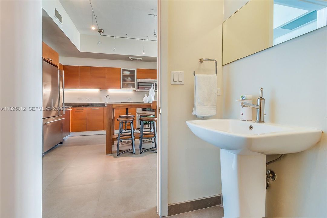 待售: $399,000 (1 贝兹, 1 浴室, 735 平方英尺)