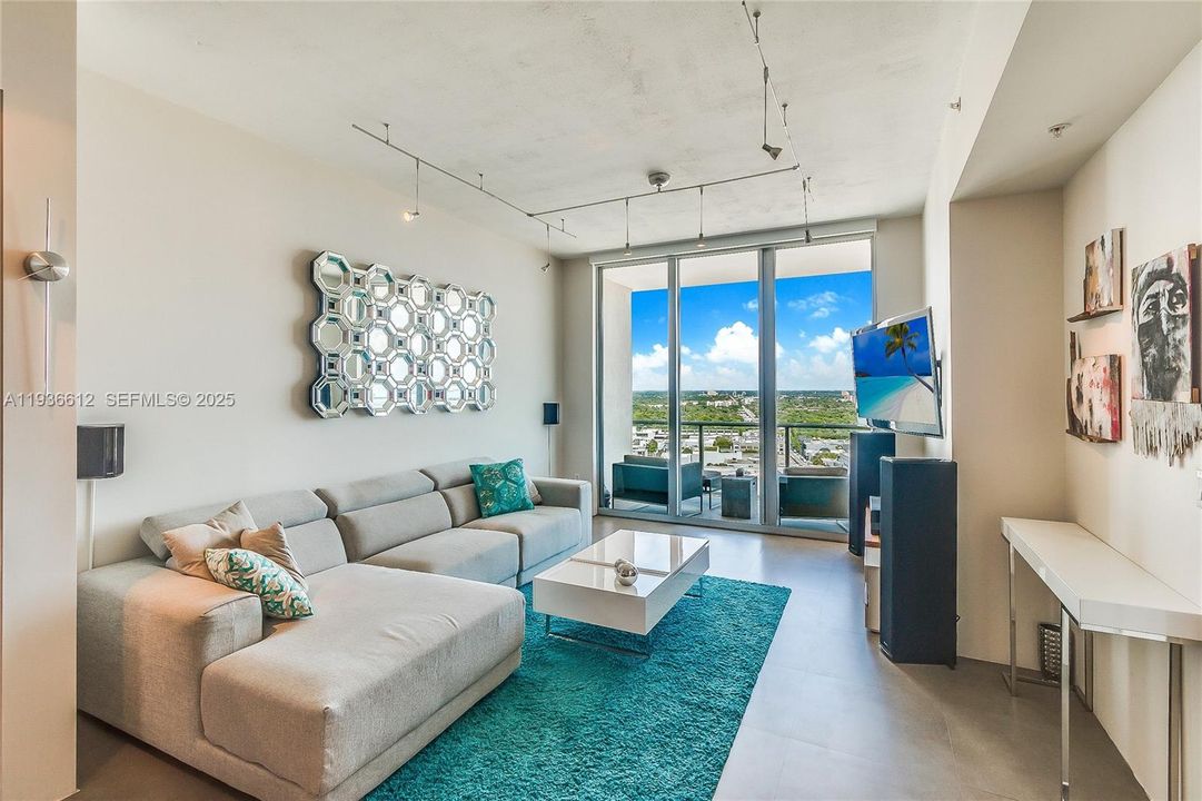 待售: $399,000 (1 贝兹, 1 浴室, 735 平方英尺)