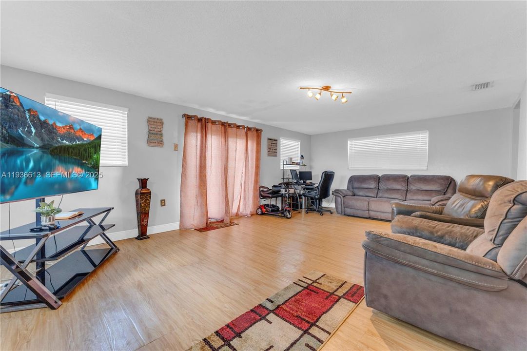 For Sale: $539,000 (4 beds, 1 baths, 1584 Square Feet)