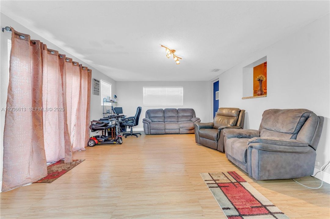 For Sale: $539,000 (4 beds, 1 baths, 1584 Square Feet)