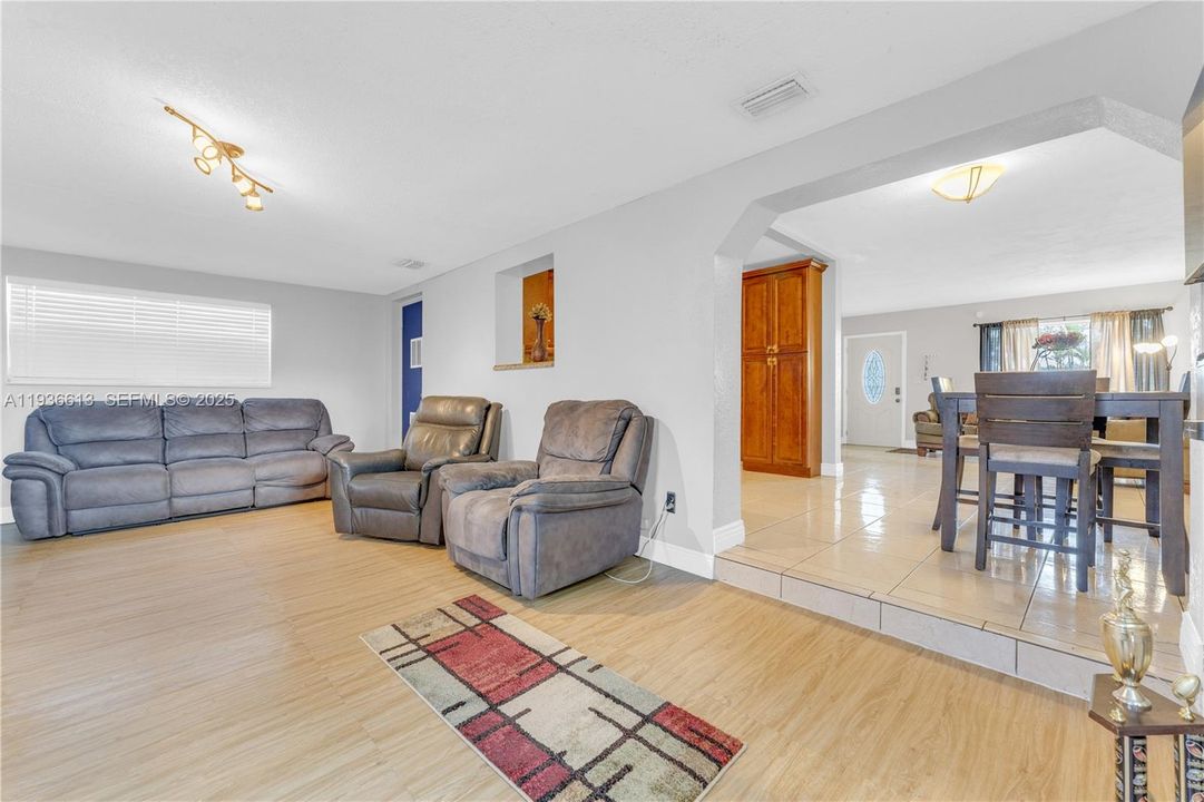 For Sale: $539,000 (4 beds, 1 baths, 1584 Square Feet)