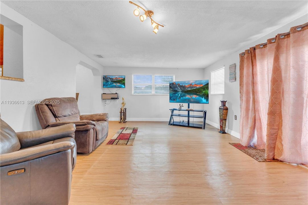 For Sale: $539,000 (4 beds, 1 baths, 1584 Square Feet)