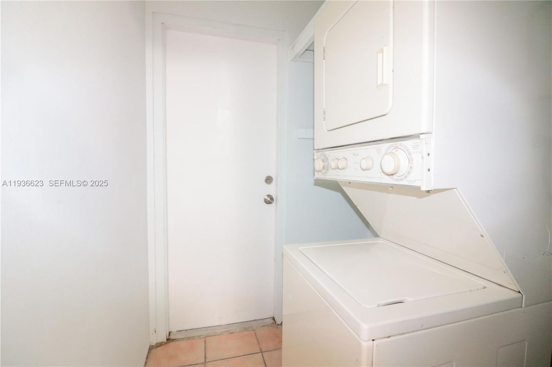 For Rent: $1,650 (1 beds, 1 baths, 700 Square Feet)