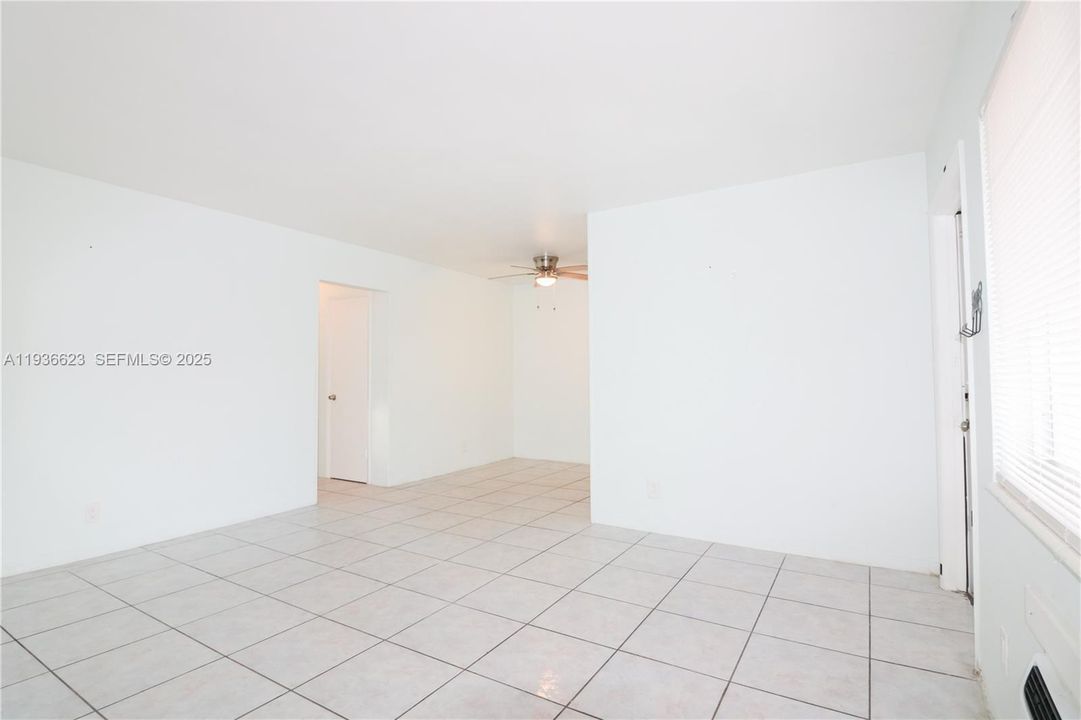 For Rent: $1,650 (1 beds, 1 baths, 700 Square Feet)