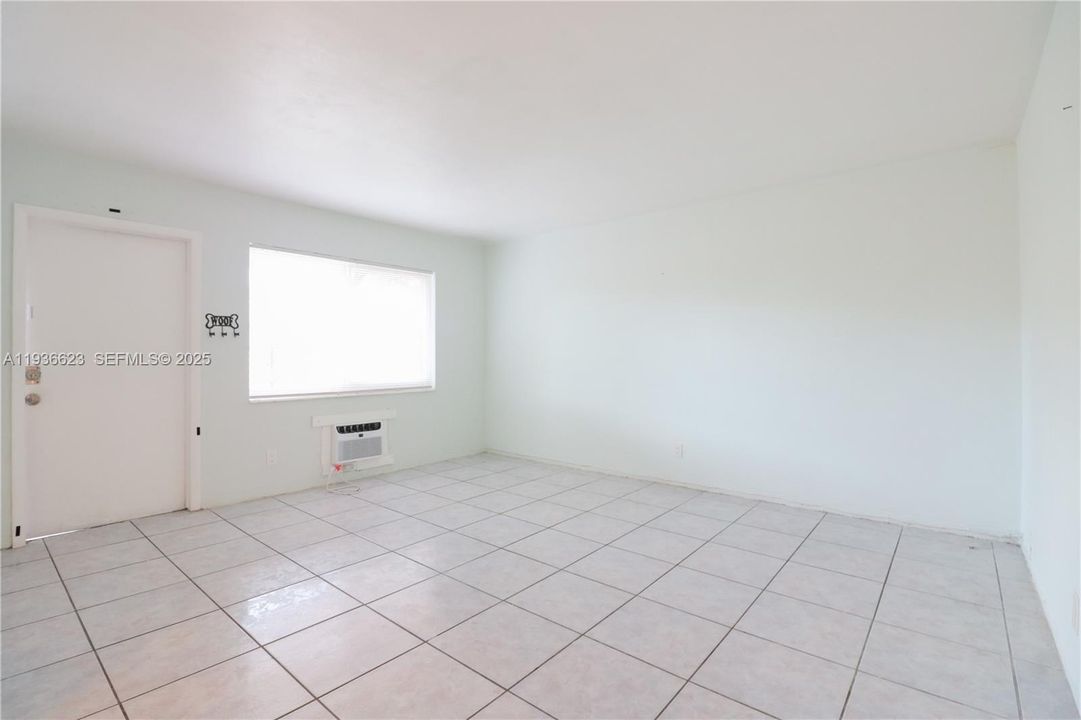 For Rent: $1,650 (1 beds, 1 baths, 700 Square Feet)