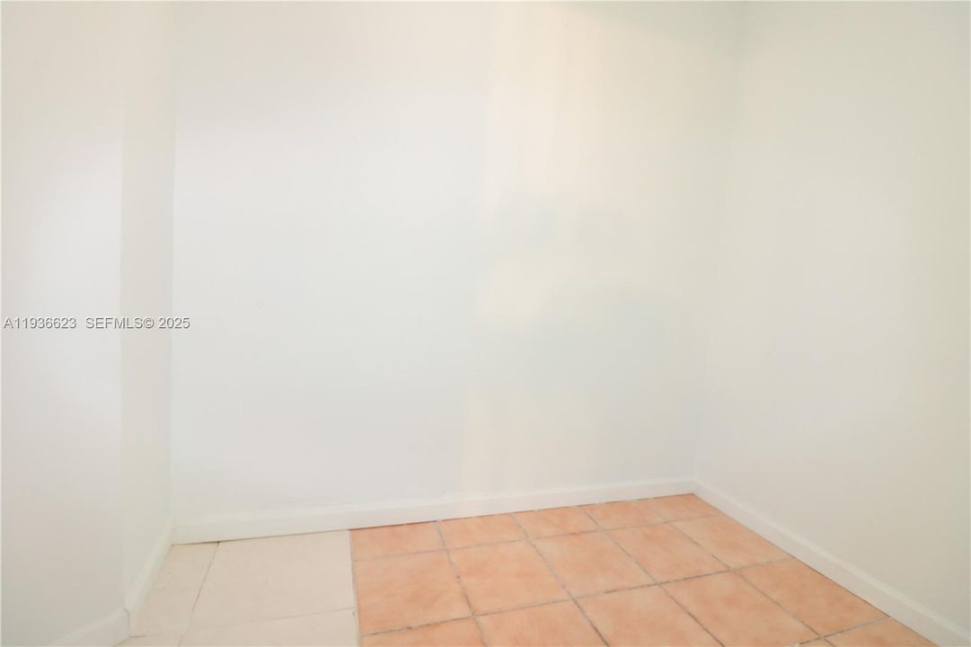 For Rent: $1,650 (1 beds, 1 baths, 700 Square Feet)