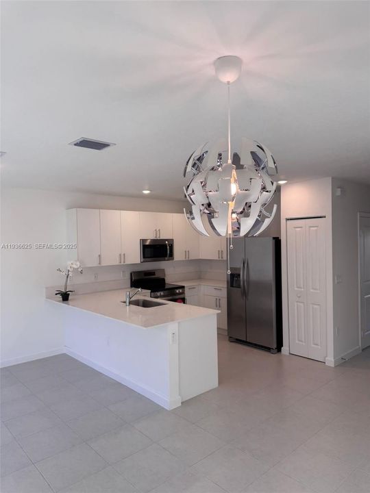 For Rent: $2,950 (3 beds, 2 baths, 1276 Square Feet)