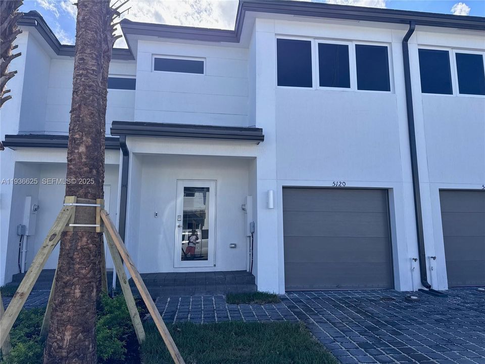 For Rent: $2,950 (3 beds, 2 baths, 1276 Square Feet)