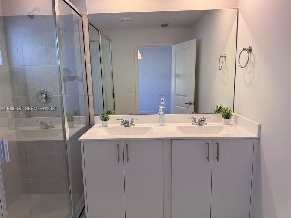 For Rent: $2,950 (3 beds, 2 baths, 1276 Square Feet)