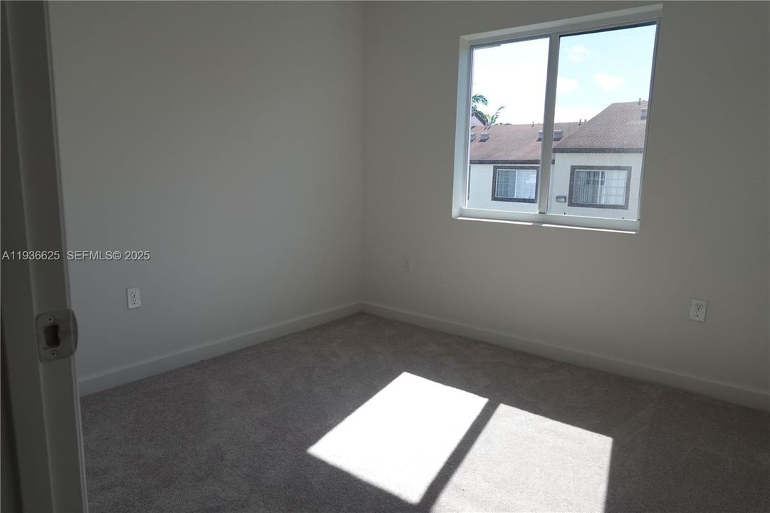 For Rent: $2,950 (3 beds, 2 baths, 1276 Square Feet)