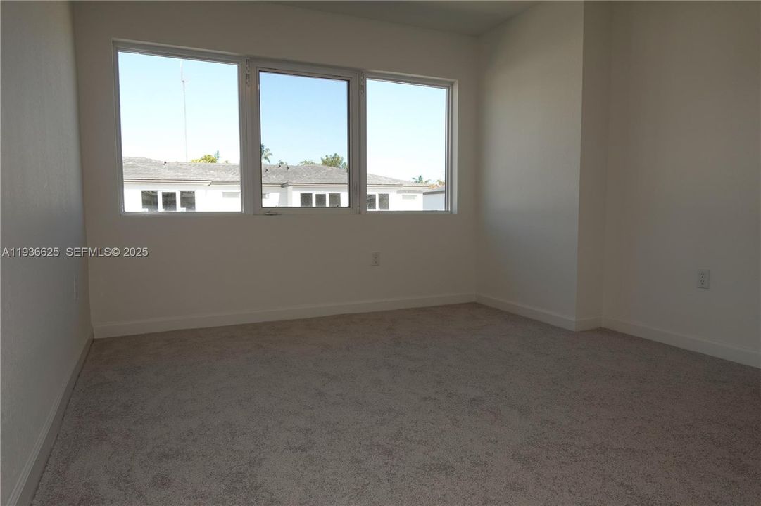 For Rent: $2,950 (3 beds, 2 baths, 1276 Square Feet)