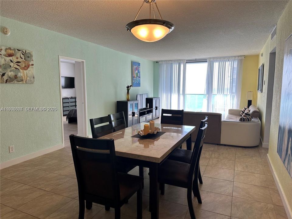 待售: $560,000 (2 贝兹, 2 浴室, 1358 平方英尺)