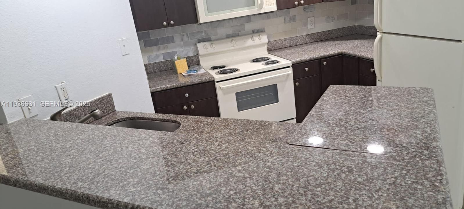 For Sale: $205,000 (1 beds, 1 baths, 743 Square Feet)