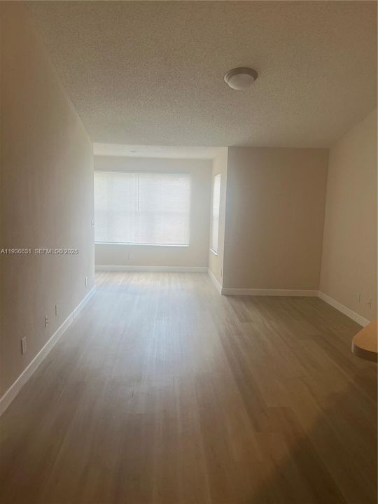 For Sale: $205,000 (1 beds, 1 baths, 743 Square Feet)