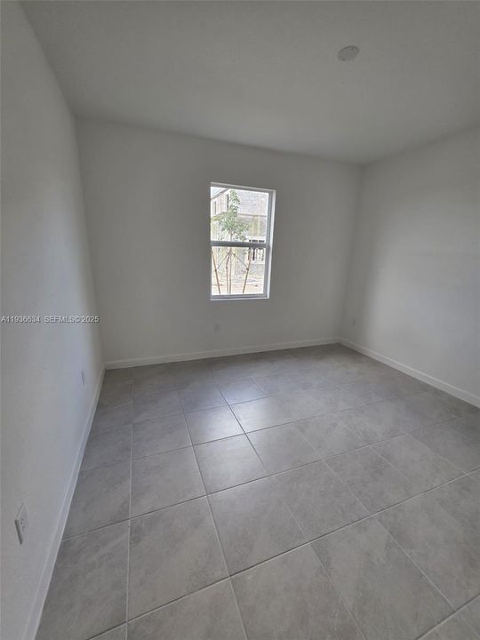 出租: $1,600 (5 贝兹, 3 浴室, 0 平方英尺)