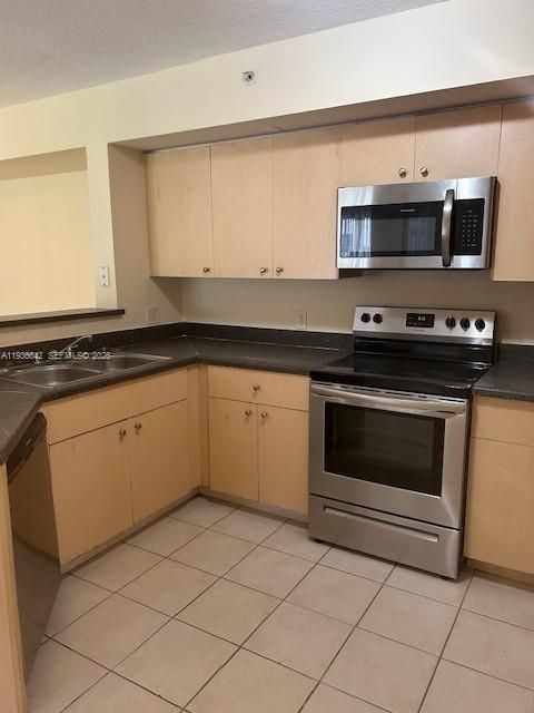 出租: $2,000 (3 贝兹, 2 浴室, 1300 平方英尺)