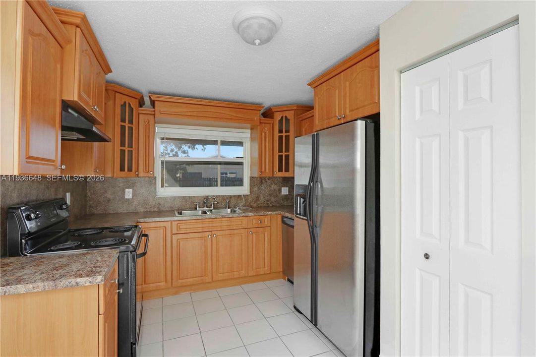 待售: $549,000 (4 贝兹, 2 浴室, 1602 平方英尺)