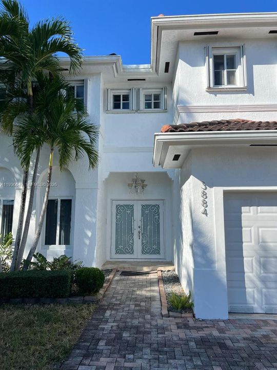 En Renta: $5,000 (3 camas, 4 baños, 2612 Pies cuadrados)