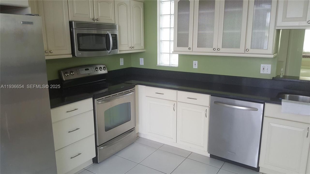 В аренду: $3,900 (4 спален, 2 ванн, 1956 Квадратных фут)