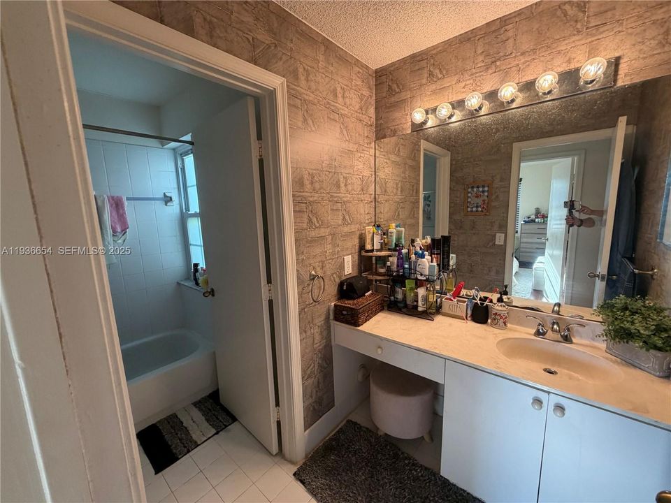 В аренду: $3,900 (4 спален, 2 ванн, 1956 Квадратных фут)