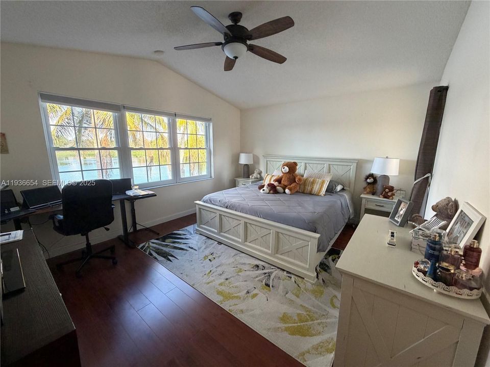 В аренду: $3,900 (4 спален, 2 ванн, 1956 Квадратных фут)