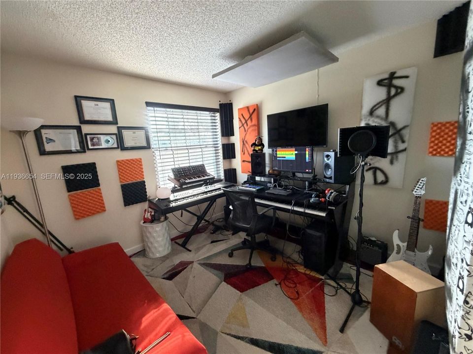 В аренду: $3,900 (4 спален, 2 ванн, 1956 Квадратных фут)