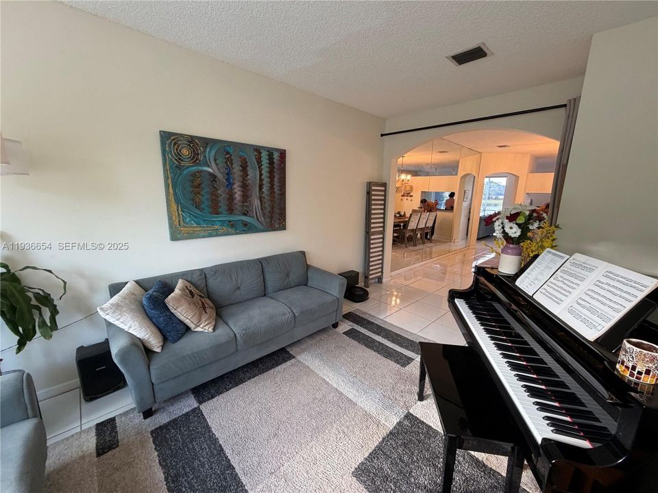 В аренду: $3,900 (4 спален, 2 ванн, 1956 Квадратных фут)