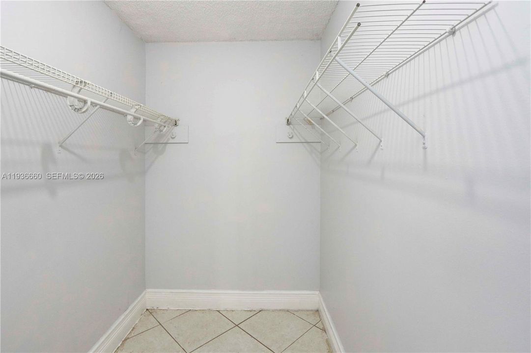 En Venta: $549,000 (4 camas, 2 baños, 1602 Pies cuadrados)