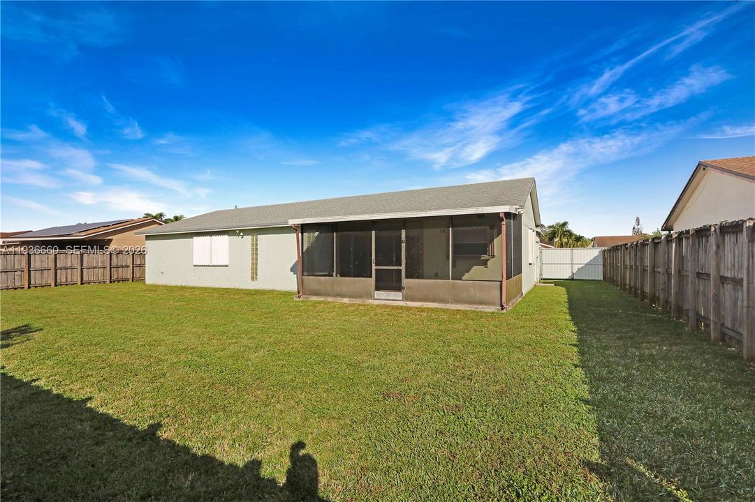 En Venta: $549,000 (4 camas, 2 baños, 1602 Pies cuadrados)