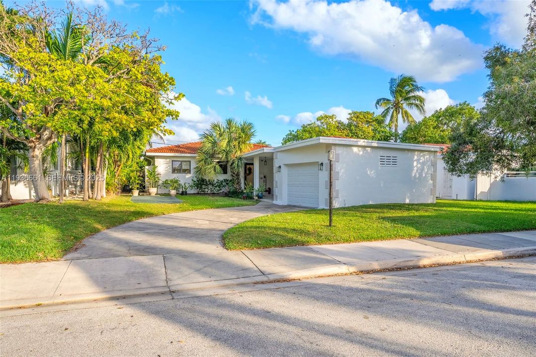 For Sale: $1,400,000 (3 beds, 2 baths, 2183 Square Feet)