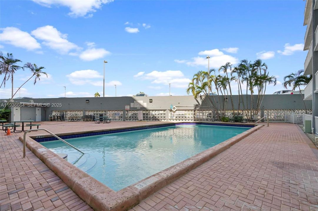 待售: $355,000 (2 贝兹, 1 浴室, 767 平方英尺)