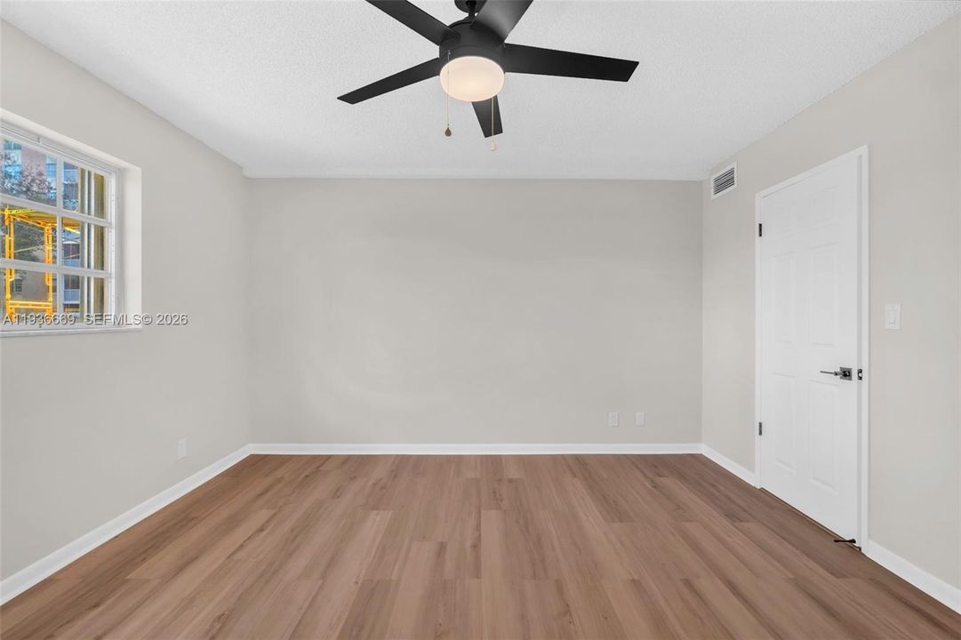 На продажу: $174,900 (1 спален, 1 ванн, 1003 Квадратных фут)