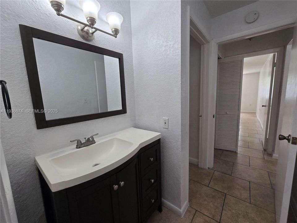 For Rent: $2,000 (2 beds, 2 baths, 1084 Square Feet)