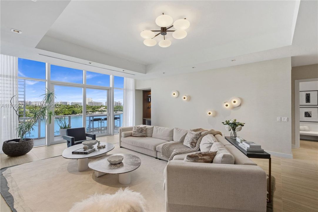 На продажу: $4,750,000 (2 спален, 2 ванн, 2743 Квадратных фут)