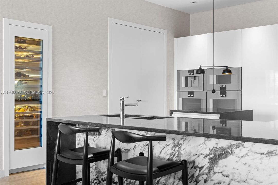 На продажу: $4,750,000 (2 спален, 2 ванн, 2743 Квадратных фут)