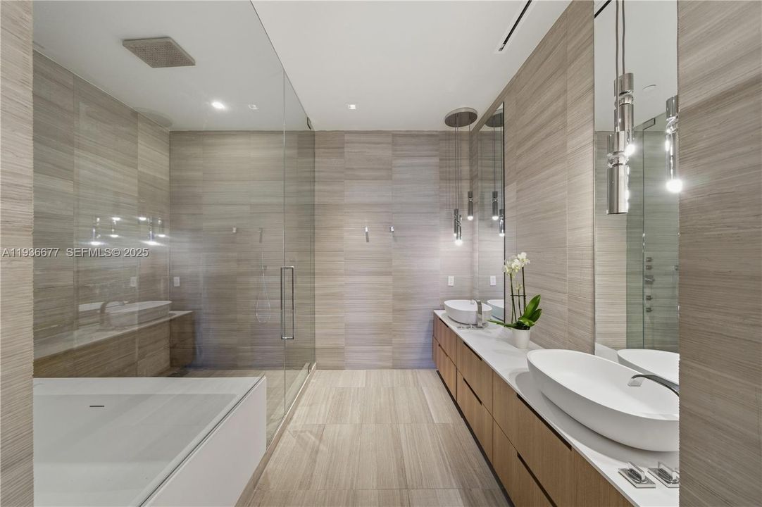 На продажу: $4,750,000 (2 спален, 2 ванн, 2743 Квадратных фут)