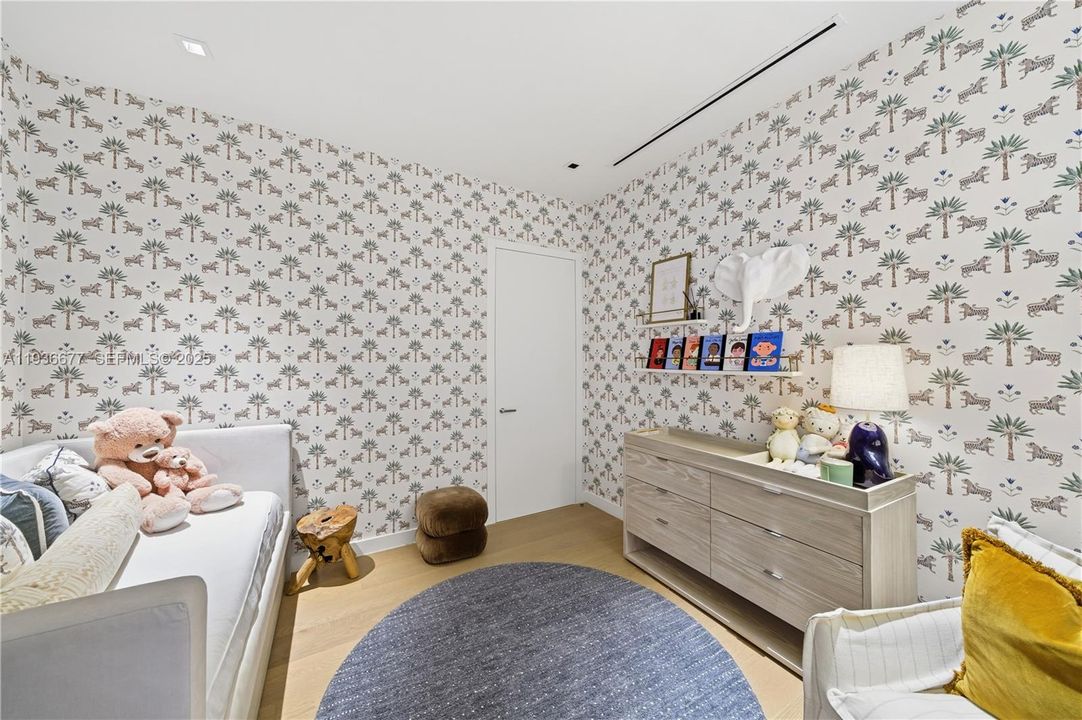 На продажу: $4,750,000 (2 спален, 2 ванн, 2743 Квадратных фут)