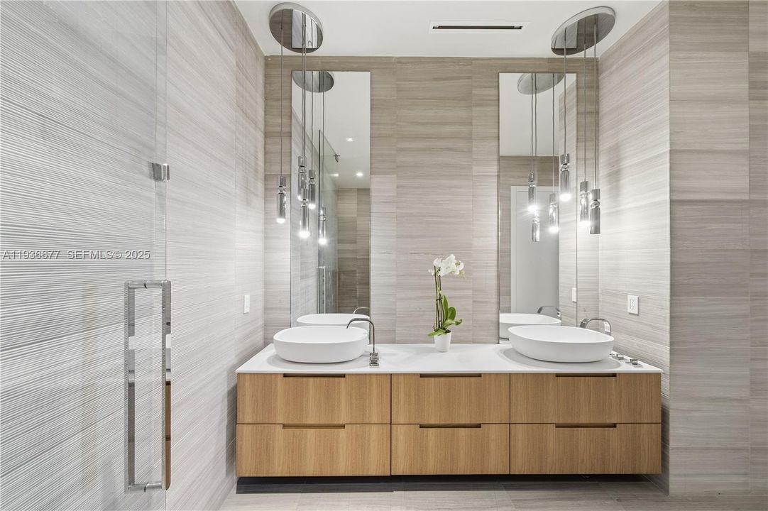 На продажу: $4,750,000 (2 спален, 2 ванн, 2743 Квадратных фут)