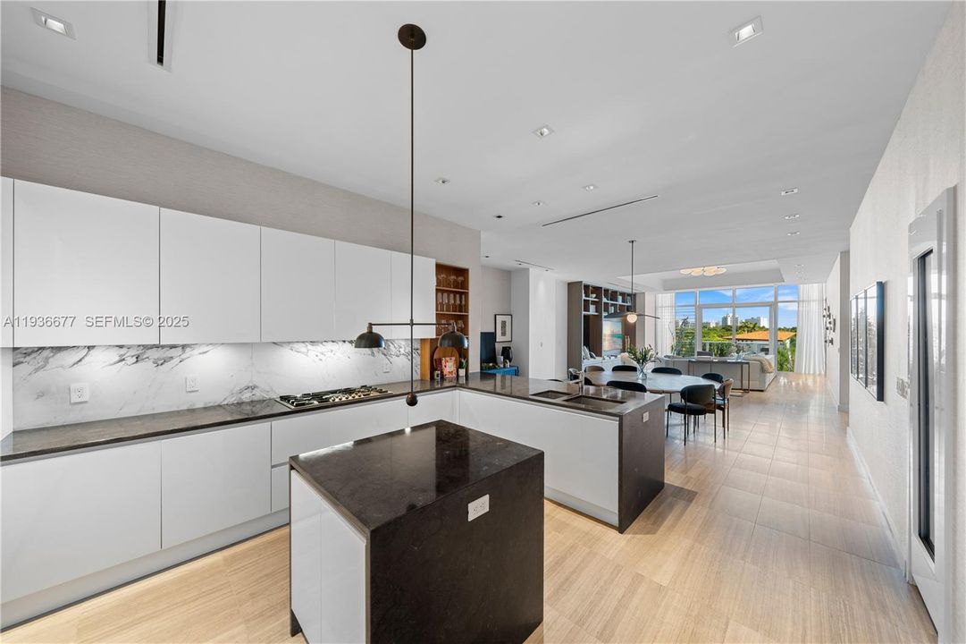 На продажу: $4,750,000 (2 спален, 2 ванн, 2743 Квадратных фут)