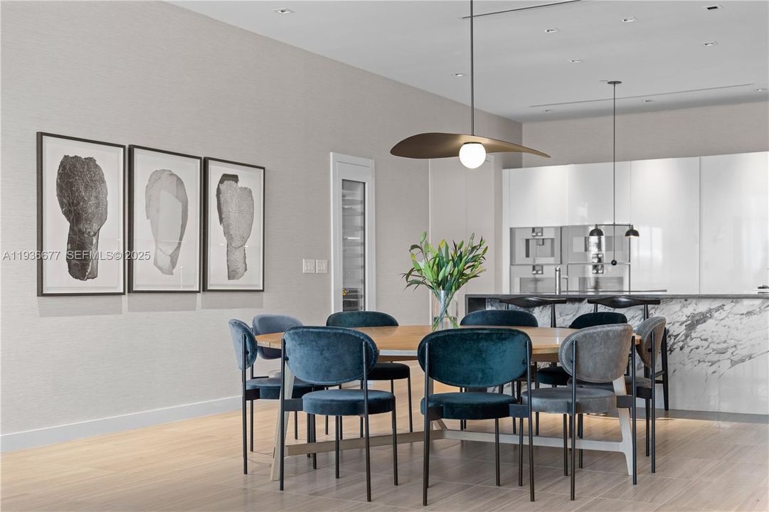 На продажу: $4,750,000 (2 спален, 2 ванн, 2743 Квадратных фут)