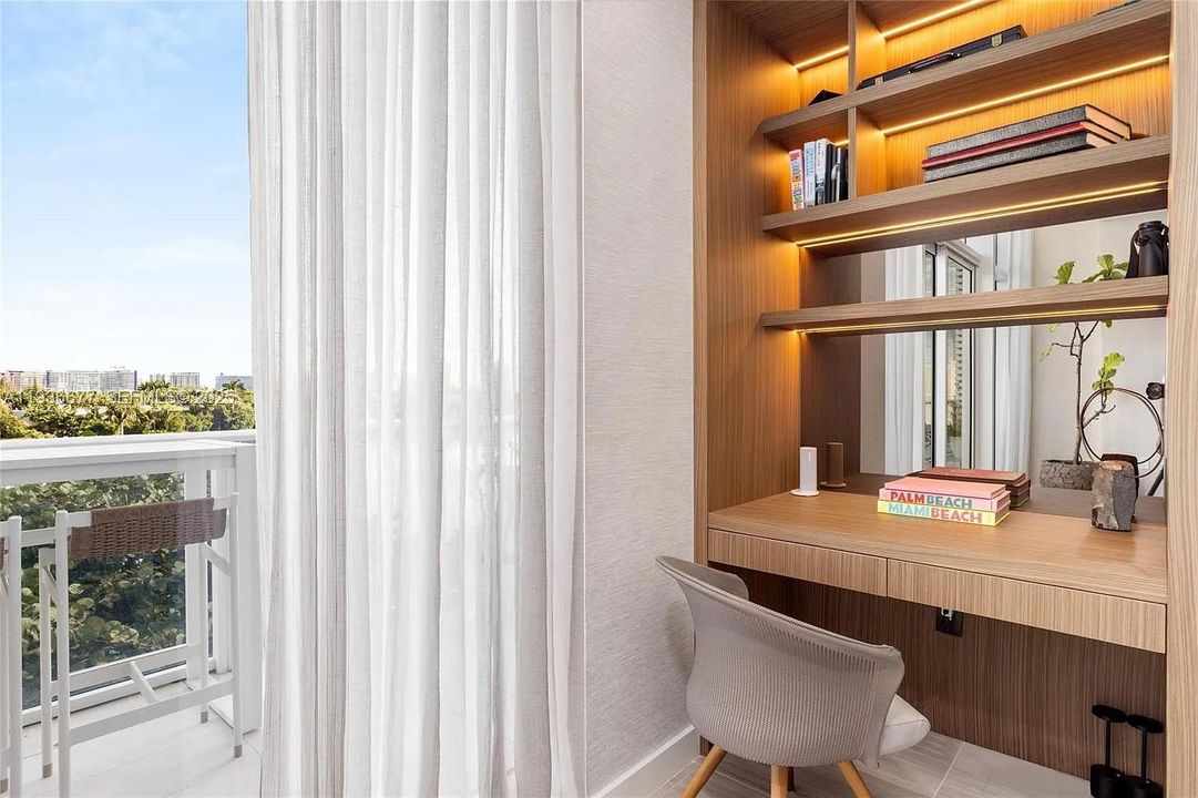 На продажу: $4,750,000 (2 спален, 2 ванн, 2743 Квадратных фут)