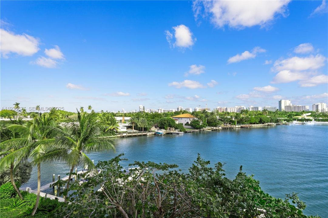 На продажу: $4,750,000 (2 спален, 2 ванн, 2743 Квадратных фут)